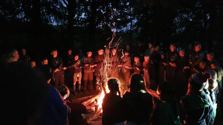 Lejrbål og glade spejdere