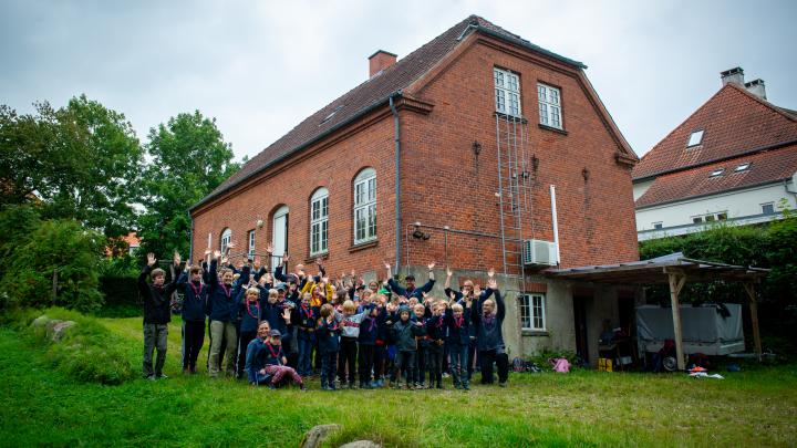 Glade spejdere, som lige har fået at vide at der er fondspenge til renovering af spejderhuset.